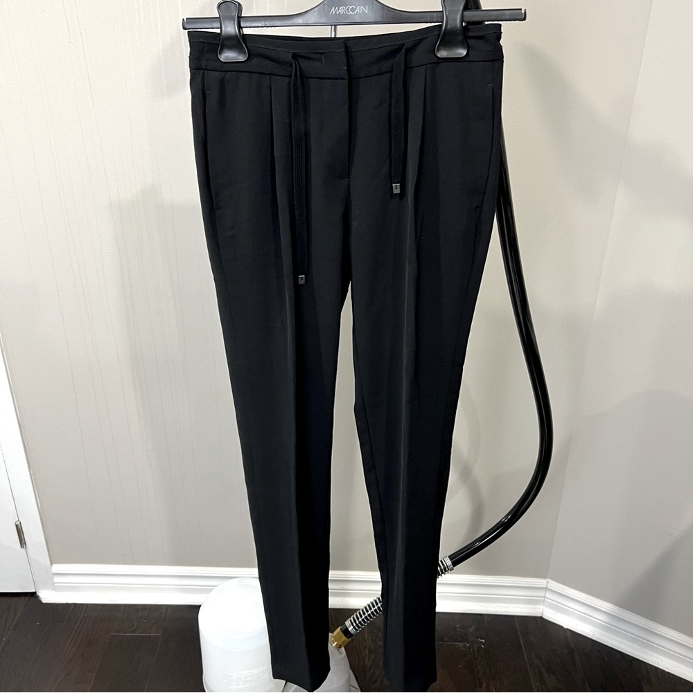 Marc Cain 4 - Low-Rise Pleated Drawstring Black Pant. Straight Leg, lightweight